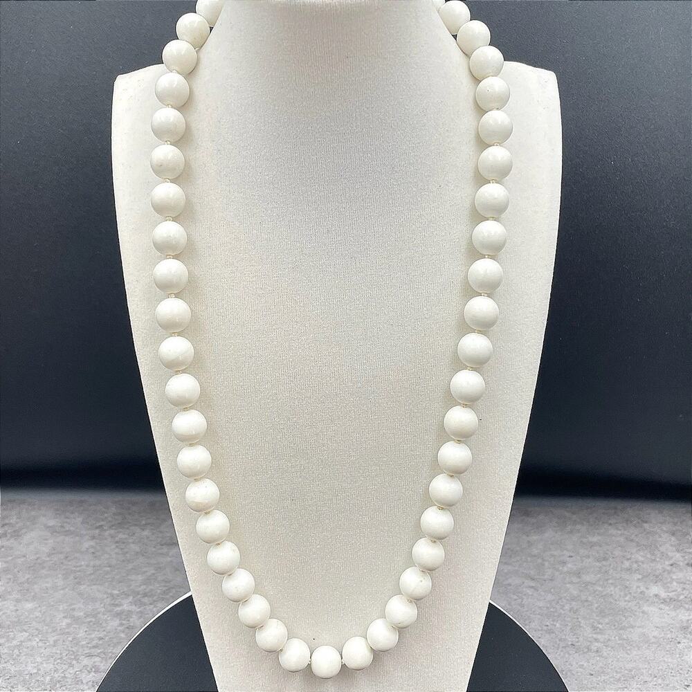 Vintage White Classic Fashion Cord Round Plastic Beaded Statement Necklace Y2K